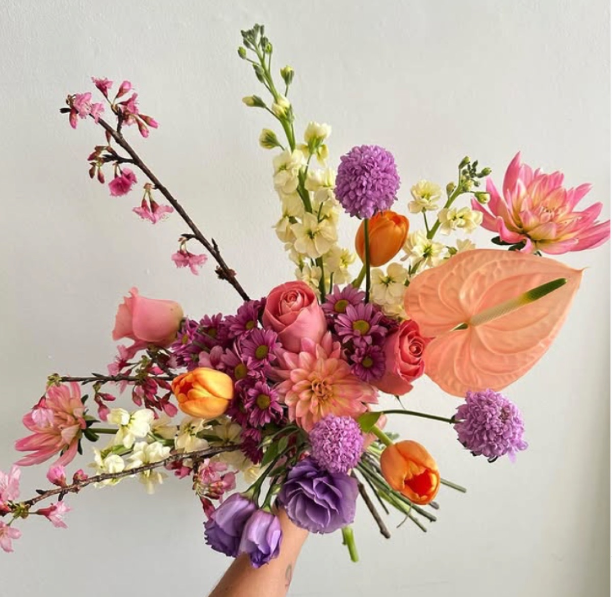 Buquê colorido com rosas, dálias, antúrio e lisianthus — composição autoral MAREH